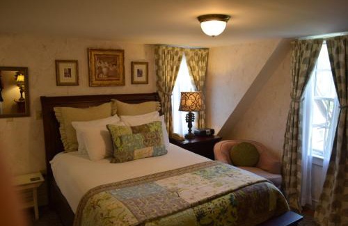 Bellevue Avenue Historic District Bed & Breakfast | Ivy Lodge