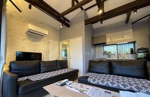 Futo Villa | Izu Kogen Ito ·BBQ with pets on the wood deck.Family cottage with hammock slide