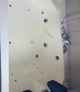 Doncaster House | Jacuzzi City Guesthouse, about a 7 min walk to Racecourse and 10 mins to the City