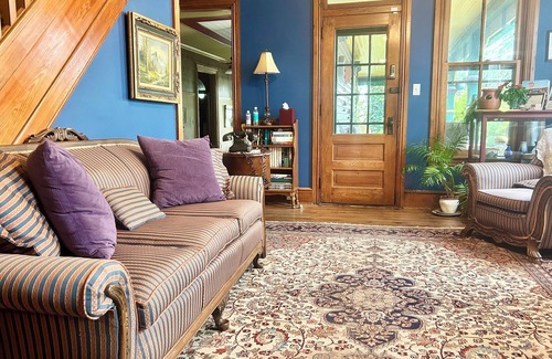 Adamstown Bed & Breakfast | Jade Room at The Amethyst Inn B&B, jacuzzi, fireplace, antiques and Lancaster