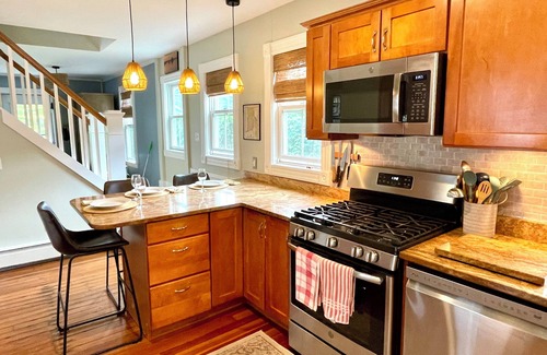Jamestown House | Jamestown, In-Town Cottage, walk to restaurants and shops