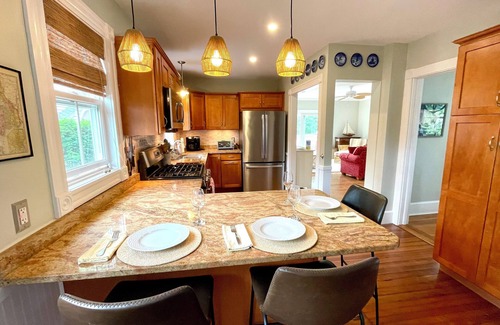 Jamestown House | Jamestown, In-Town Cottage, walk to restaurants and shops
