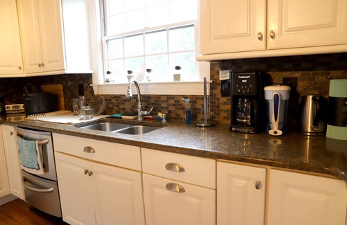 Jamestown Cottage | Jamestown in town, family-friendly cozy cottage near JNT beach/Newport, pets, ok