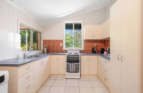 West Gladstone Apartment | Jamie's - Steps to Gladstone Hospital & City Centre