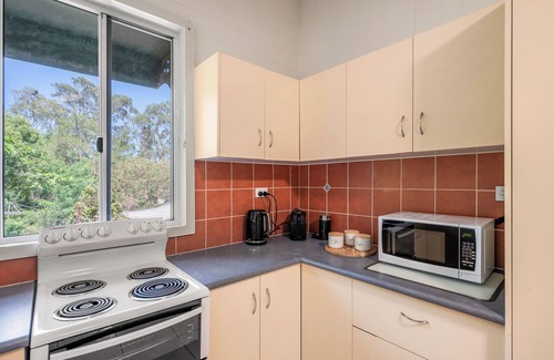 West Gladstone Apartment | Jamie's - Steps to Gladstone Hospital & City Centre