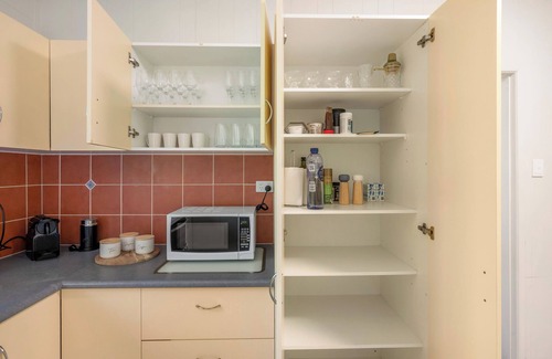 West Gladstone Apartment | Jamie's - Steps to Gladstone Hospital & City Centre