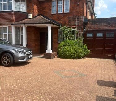 Barnhill Apartment | JAN'S HAVEN Wembley Park - lovely 1 bedroom flat, sleeps 4, free parking, 10 minutes from Wembley stadium and Wembley Park station