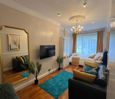 Barnhill Apartment | JAN'S HAVEN Wembley Park - lovely 1 bedroom flat, sleeps 4, free parking, 10 minutes from Wembley stadium and Wembley Park station