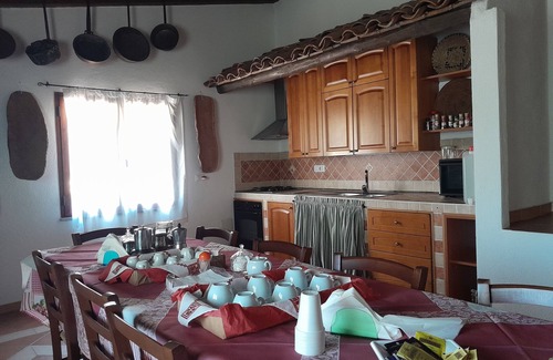 Lodine House | Janas room surrounded by greenery + room with bunk beds