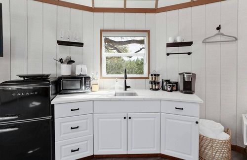 Dripping Springs Cabin | Jaw-Dropping Yurt! King Bed and Spa!