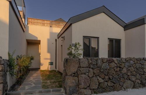 Nohyeong-dong House | Jeju at Aewol Forest 402