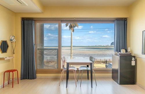 Jongdal-ri House | Jeju Sol Pension Jeju Sunrise from the Room