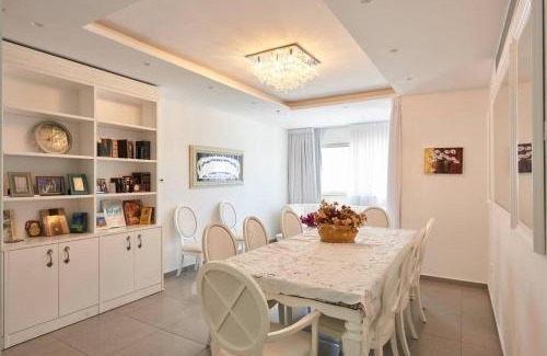 Nachlaot Apartment | Jerusalem Saidoff Apt 3BDR/Pool/Gym/parking