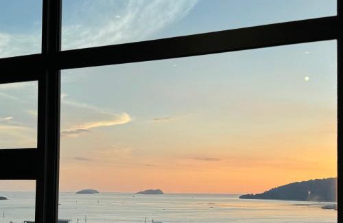 Downtown Kota Kinabalu Apartment | Jesselton Quay l Family Suite l Deluxe l Sunset Seaview l 2R1B l 5 pax