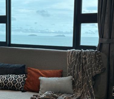 Downtown Kota Kinabalu Apartment | Jesselton Quay l Family Suite l Deluxe l Sunset Seaview l 2R1B l 5 pax