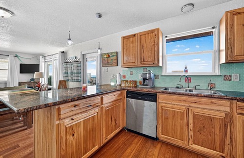 Surfside Beach House | Jetty Sunrise. Pets Welcome. Pedestrian Beach on SAND! New! By Park! Restaurants