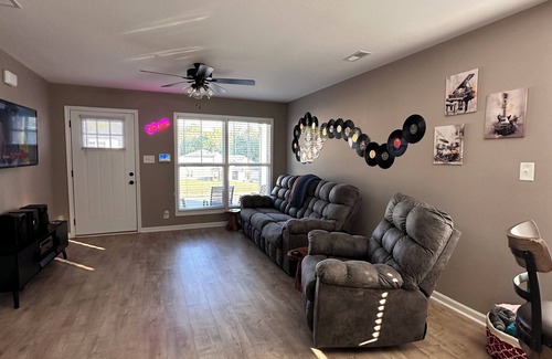 Clarksville House | Joe's Retreat: A charming 3-bedroom house in welcoming Clarksville