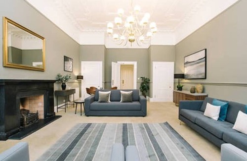 West End Apartment | JOIVY Palmerston Place Residence: Luxury City Centre Apt With Private Parking