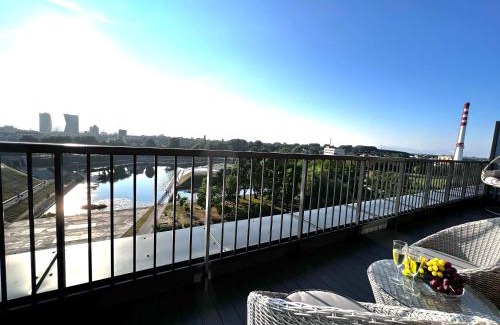 Old Town Apartment | Jonas Hill SkyView Apartment