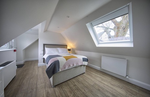 Esher Bed & Breakfast | José Pizarro The Swan Inn Esher