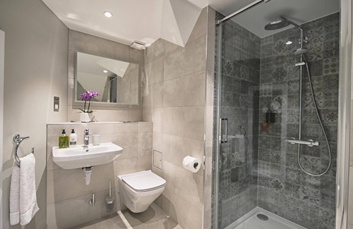 Esher Bed & Breakfast | José Pizarro The Swan Inn Esher