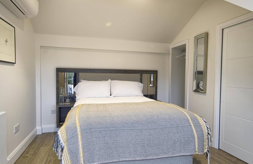 Esher Bed & Breakfast | José Pizarro The Swan Inn Esher