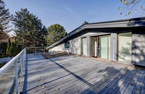 Sheridan Villa | Joyful Mansion with Charm Indoor