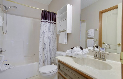 Summer Breeze Condo | 🏖️June and July DEEP Discounts! Beautiful West end condo! *Free Activites!*🏖️