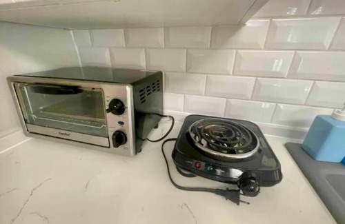 Riverside Park Condo | Jungle Fortress - Cozy Studio/Mins to Airport+Port