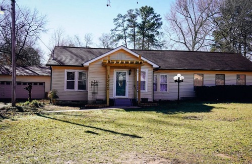Kilgore House | Just minutes from EVERYTHING! Lots of amenities.