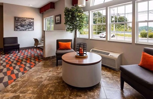 Morgantown Hotel | Just Minutes to Downtown: Relaxing Queen Suite Ideal for Couple Stay