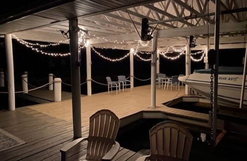 Huddleston House | Just One More Day: 2 Kayaks, Wifi, Horseshoes, Paddleboard, Panoramic View