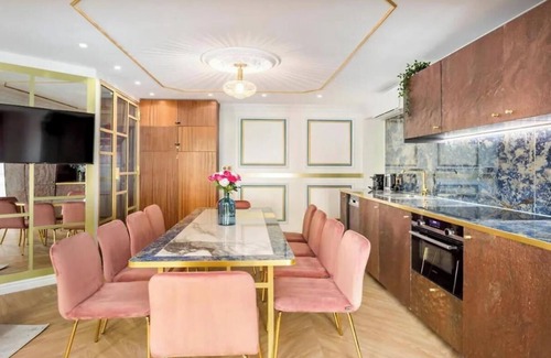 Bonne-Nouvelle Apartment | JUST STEPS AWAY FROM THE ICONIC LOUVRE AND THE HISTORIC MARAIS AT RUE D'ABOUKIR