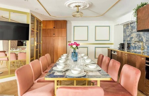 Bonne-Nouvelle Apartment | JUST STEPS AWAY FROM THE ICONIC LOUVRE AND THE HISTORIC MARAIS AT RUE D'ABOUKIR