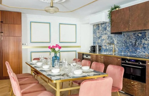 Bonne-Nouvelle Apartment | JUST STEPS AWAY FROM THE ICONIC LOUVRE AND THE HISTORIC MARAIS AT RUE D'ABOUKIR