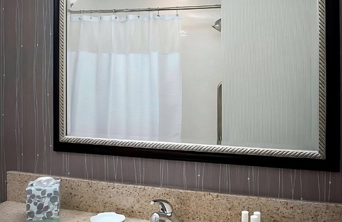 Newark Hotel | Just What You Were Looking For! Onsite Pool, Free Parking, Pets Allowed