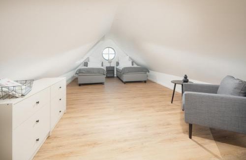 Greetsiel Apartment | Küsten Suite Ost direkte Wasserlage, 2 Balkone, 90qm