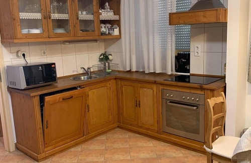 Heviz Apartment | KŐNIG APARTMAN II./RÓZA APARTMAN/300 MÉTERRE A HÉVÍZI TERMÁL TÓTÓL!