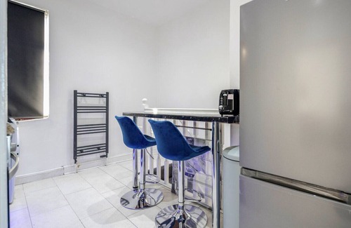 Tilbury Apartment | K Suites - Cozy 2 Bedroom with WiFi and Parking