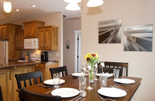 Driggs House | KABINO: Hot Tub Pool Table Fire Pit Exercise Room Mtn Views 2 Levels 2 Living Rooms WiFi Grill