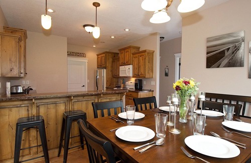 Driggs House | KABINO: Hot Tub Pool Table Fire Pit Exercise Room Mtn Views 2 Levels 2 Living Rooms WiFi Grill