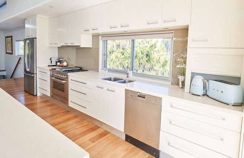 Newport House | Kahakai House a luxury beachside property