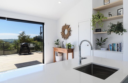 Lower Kaimai Cottage | Kaimai Views Escape - Perfect Country Getaway for Couples!