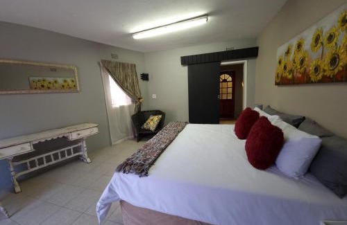 Greater Johannesburg Metropolitan Area Apartment | Kaleaba Bachelor Unit