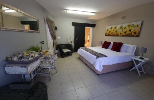 Greater Johannesburg Metropolitan Area Apartment | Kaleaba Bachelor Unit