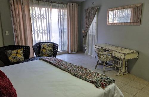 Greater Johannesburg Metropolitan Area Apartment | Kaleaba Bachelor Unit