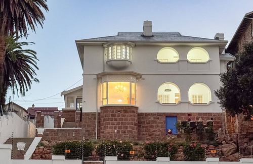 Mossel Bay Villa | Kalimera Beach House MosselbaynWalking distance to beach, stunning sea views
