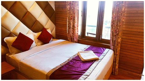 Charbagh Hotel | Kanchenjunga Himalayan View Darjeeling 'Hotel Broadway Annecy ' Near Mall Road with #Wi-Fi #Restaurant #Premium & Spacious Room #Prime Location - Best Seller Hotel in Darjeeling