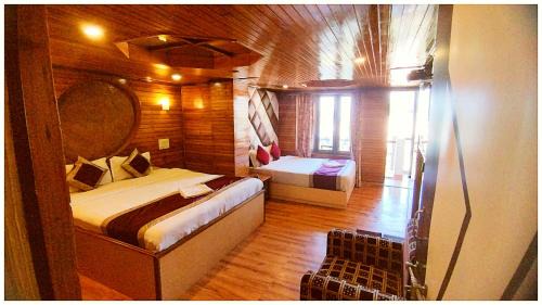 Charbagh Hotel | Kanchenjunga Himalayan View Darjeeling 'Hotel Broadway Annecy ' Near Mall Road with #Wi-Fi #Restaurant #Premium & Spacious Room #Prime Location - Best Seller Hotel in Darjeeling