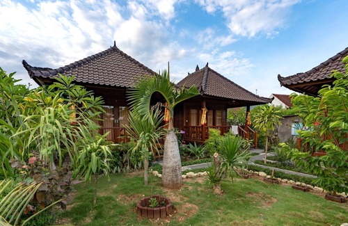 Mushroom Bay Villa | Karang Mas Villa (Superior Hut Garden View)